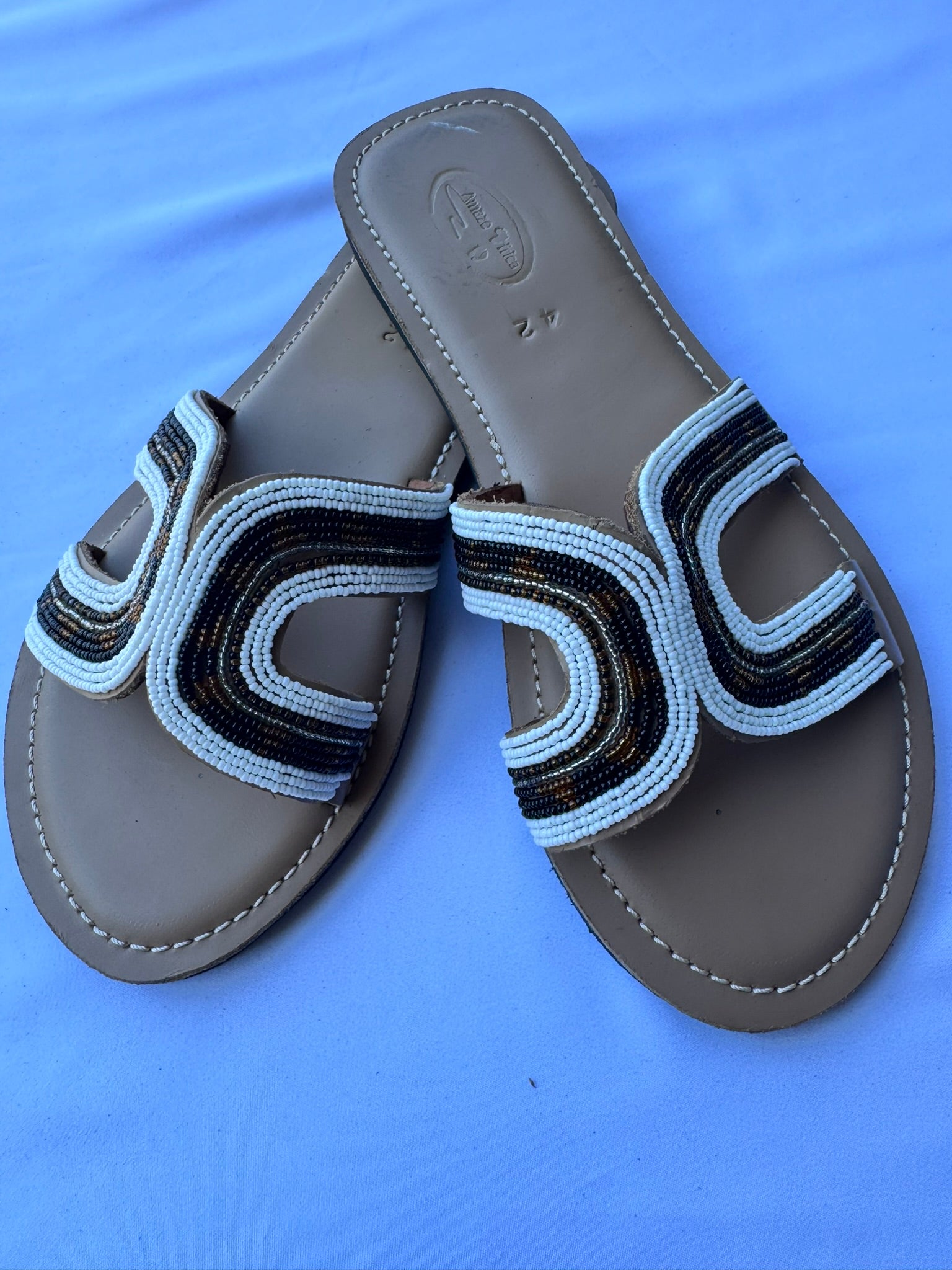 Sanaa (US 11-11.5), Style 08 - Black-White Horseshoe Slide