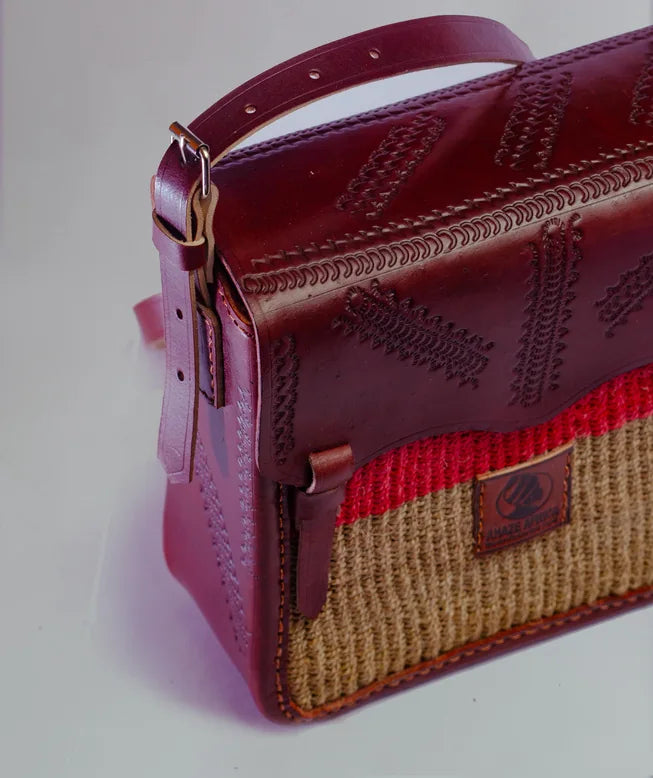 Leather and sisal bag detail