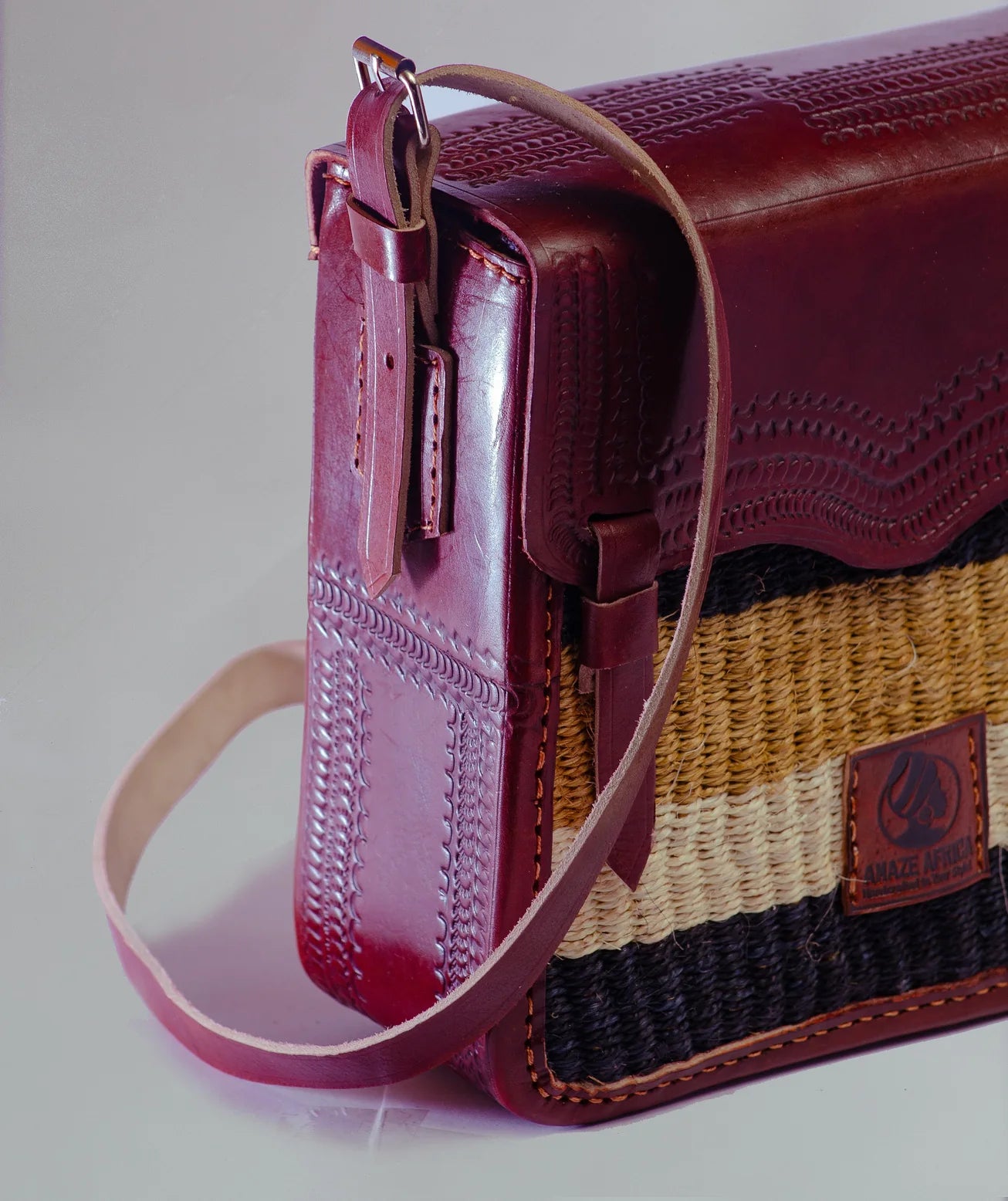 Kasyoka sling bag in leather and woven sisal